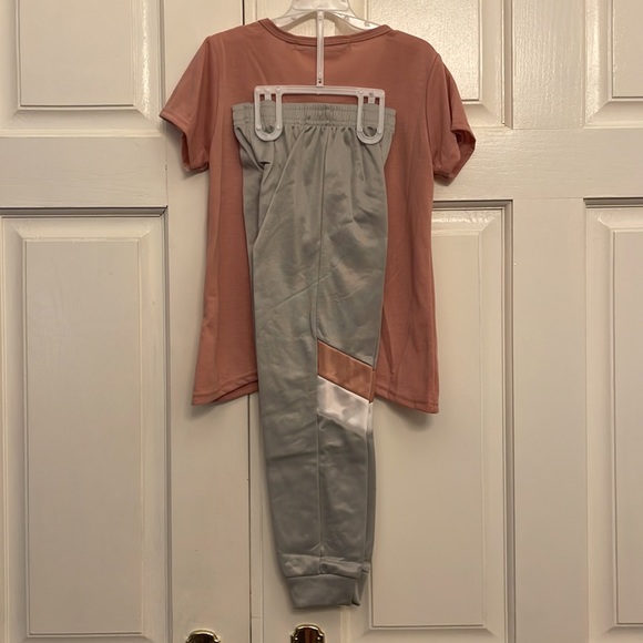 Love From The Heart Girl’s Top And Sweatpants Set, Size 5. Pink and Gray. - Picture 4 of 6